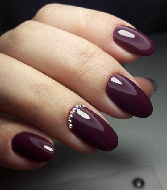 24 idées d'ongles bordeaux pour s'inspirer 10