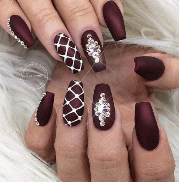 24 idées d'ongles bordeaux pour s'inspirer 17