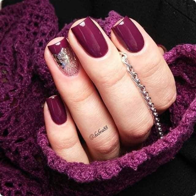 24 idées d'ongles bordeaux pour s'inspirer 19