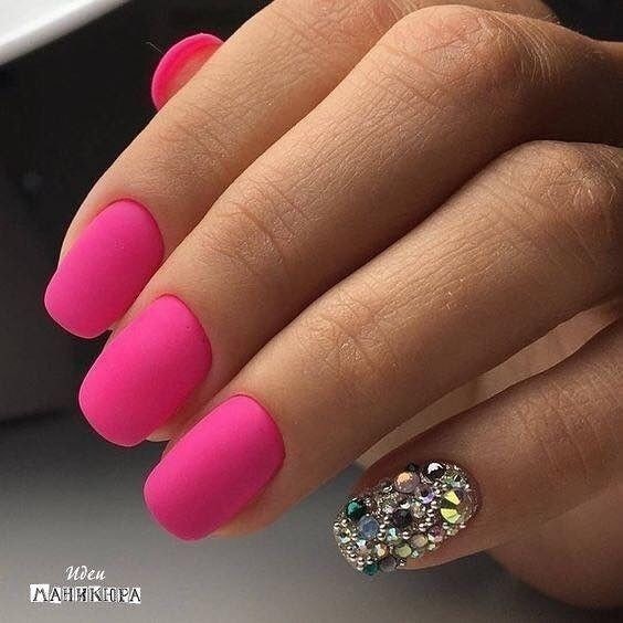 17 idées pour des ongles roses Barbie 9