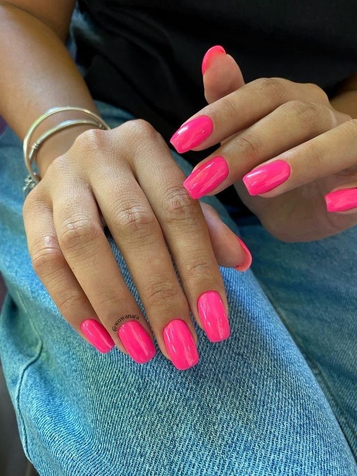 17 idées pour des ongles roses Barbie 12