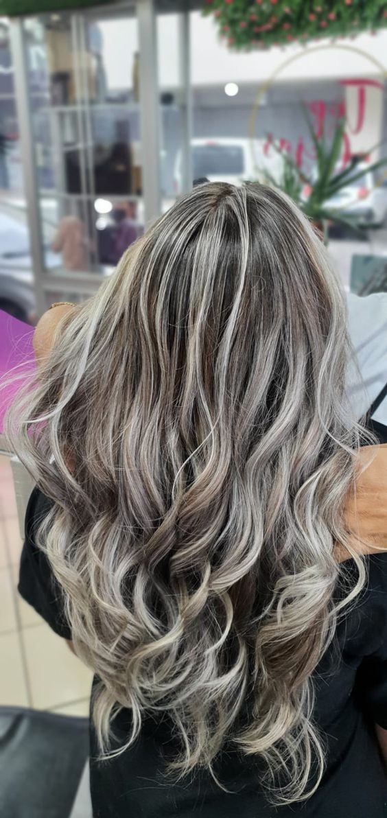 23 Balayages sur cheveux blancs qui rendent une femme irrésistible 13