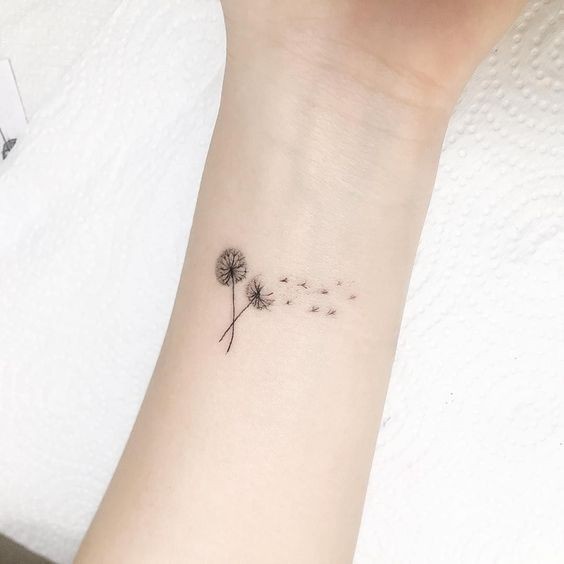 54 top idées de tatouages minimalistes pour femme 8