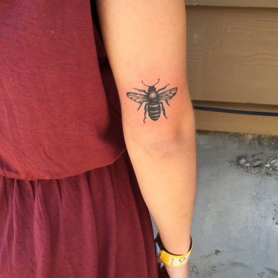 9 Top idées de Tatouages Abeille 13