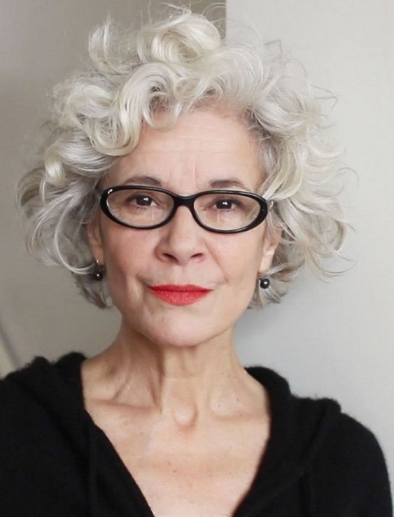 13 Coupes courtes pour femme de 50 ans aux cheveux frisés / bouclés 2