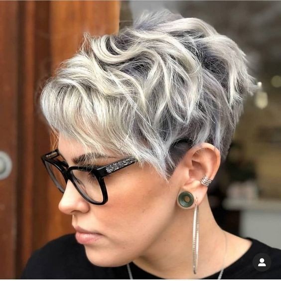 13 Coupes courtes pour femme de 50 ans aux cheveux frisés / bouclés 10