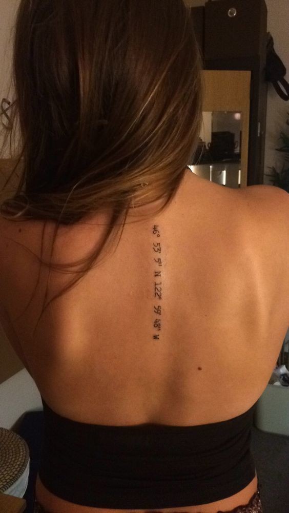 14 Tatouages minimalistes féminins pour le dos 9