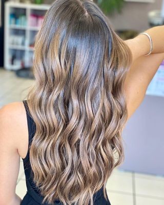 15 idées de cheveux bruns cendrés pour actualiser votre style 11