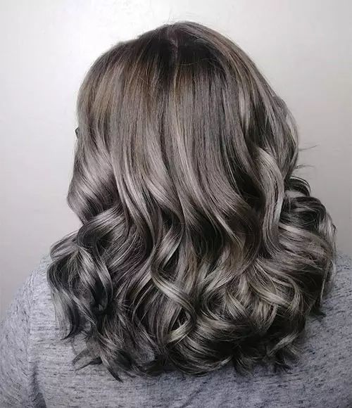 15 idées de cheveux bruns cendrés pour actualiser votre style 14