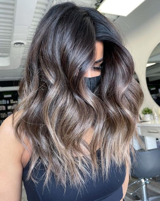 15 idées de cheveux bruns cendrés pour actualiser votre style 6