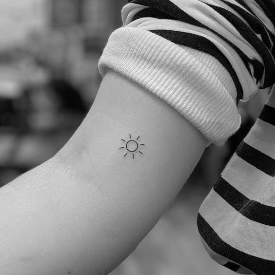 15 Tatouages minimalistes soleil à adopter absolument ! 11