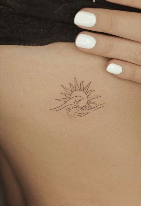 15 Tatouages minimalistes soleil à adopter absolument ! 12