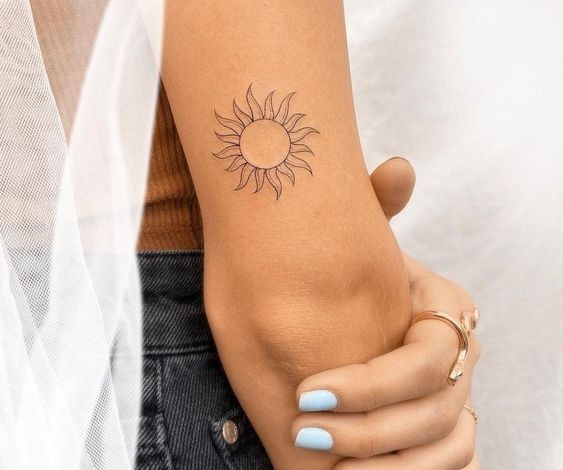 15 Tatouages minimalistes soleil à adopter absolument ! 9