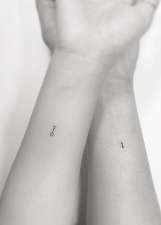 17 Petits Tatouages Discrets à Partager en Couple 5