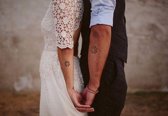 17 Petits Tatouages Discrets à Partager en Couple 6