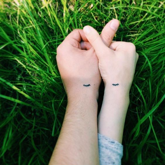 17 Petits Tatouages Discrets à Partager en Couple 22