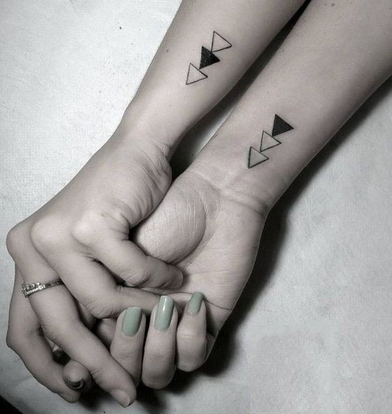 17 Petits Tatouages Discrets à Partager en Couple 24