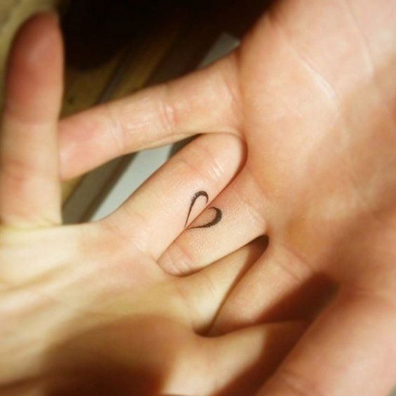 17 Petits Tatouages Discrets à Partager en Couple 2