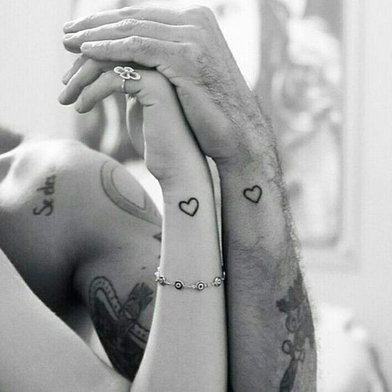 17 Petits Tatouages Discrets à Partager en Couple 11