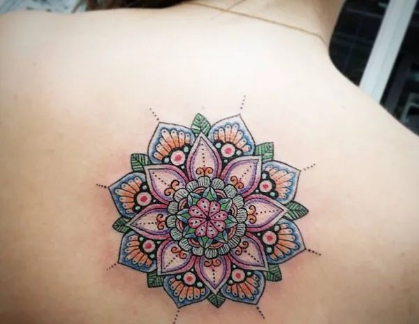 19 belles idées de tatouages mandala pour femme 1