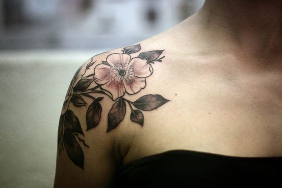 20 idées de tatouage fleurs sur l'épaule (et la signification) 2