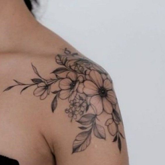 20 idées de tatouage fleurs sur l'épaule (et la signification) 21