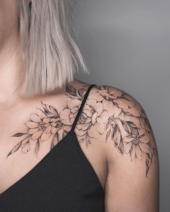 20 idées de tatouage fleurs sur l'épaule (et la signification) 16