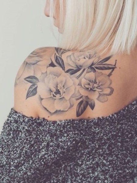 20 idées de tatouage fleurs sur l'épaule (et la signification) 9