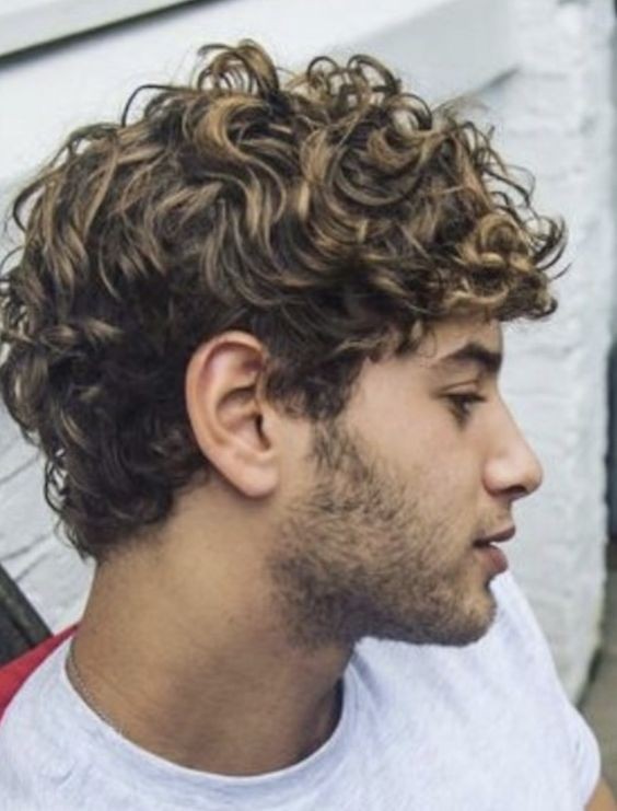 21 Idées de Coiffures Pour Homme Aux Cheveux Bouclés 19