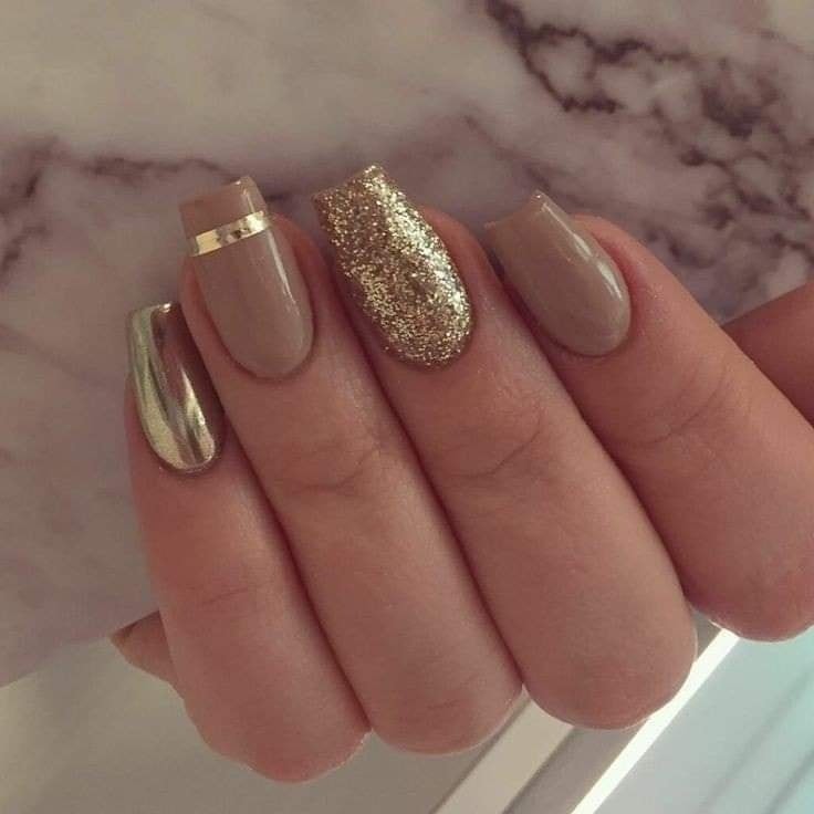 29 idées d'ongles avec des touches dorées 16