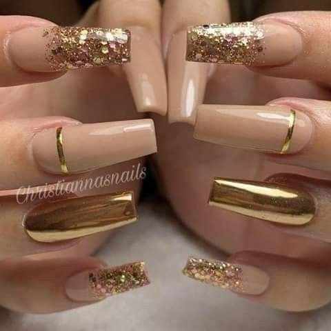 29 idées d'ongles avec des touches dorées 17