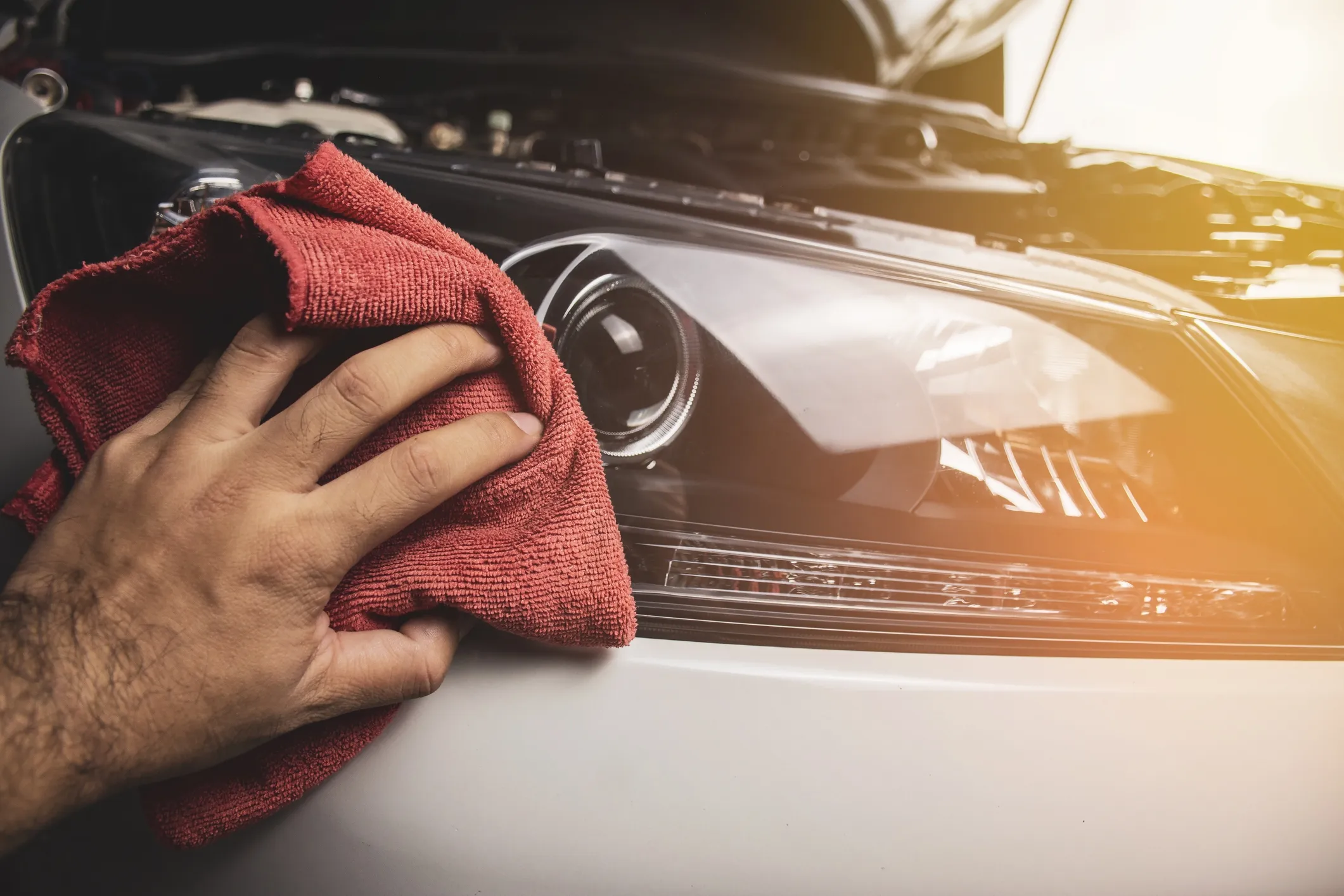 Astuce de grand-mère pour nettoyer les phares de voiture 2