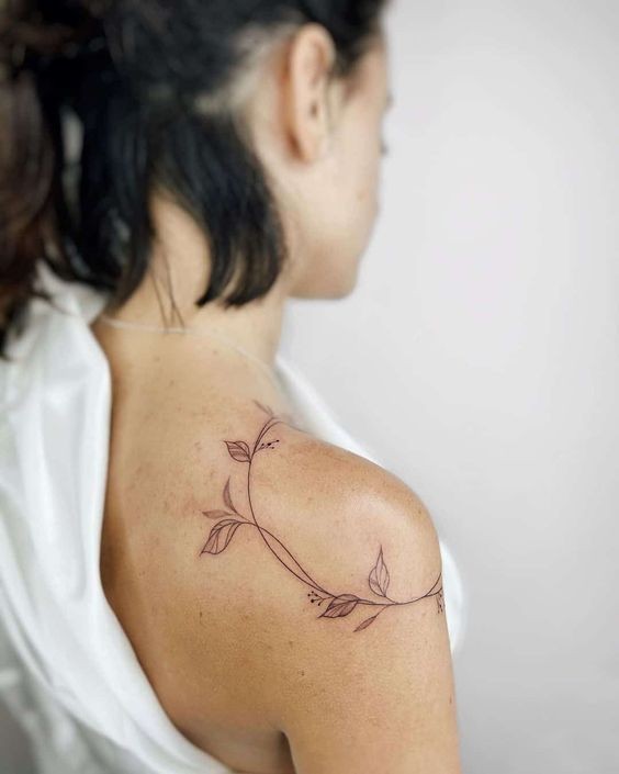 Tatouage Épaule Femme : 39 Idées & Significations 6