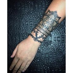 19 belles idées de tatouages mandala pour femme 12