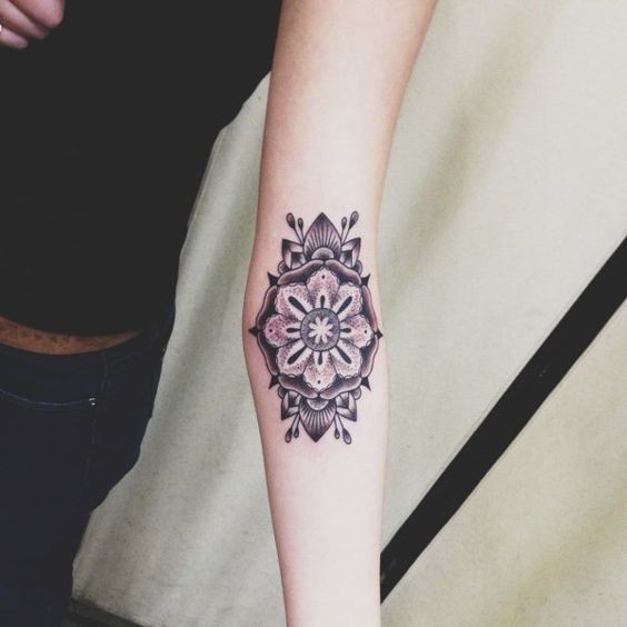 21 Tatouages Mandala Géométriques Pour S'inspirer 12