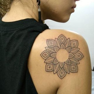 21 Tatouages Mandala Géométriques Pour S'inspirer 18