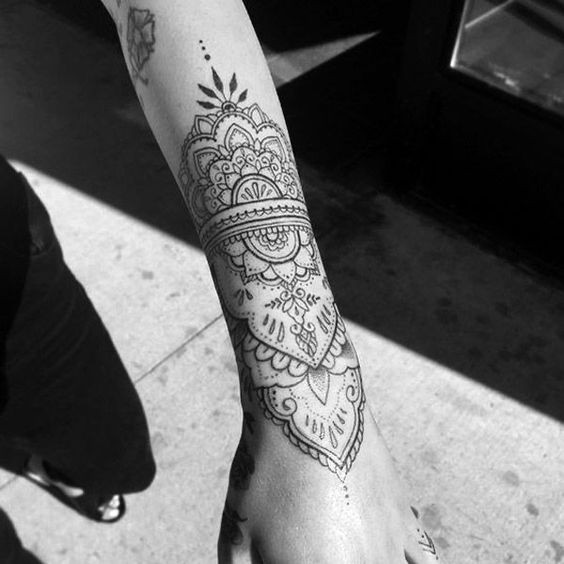 30 Tatouages Mandala Minimalistes (& Très Féminins) 27