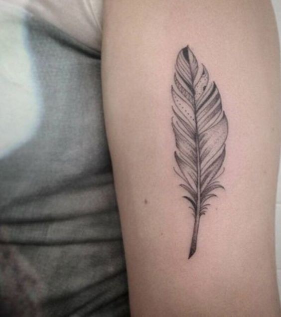 Tatouage plume 22 Idées et Leurs Significations 34