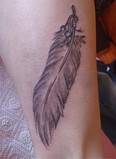 Tatouage plume 22 Idées et Leurs Significations 39