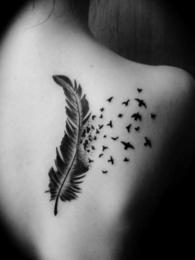 Tatouage plume 22 Idées et Leurs Significations 40