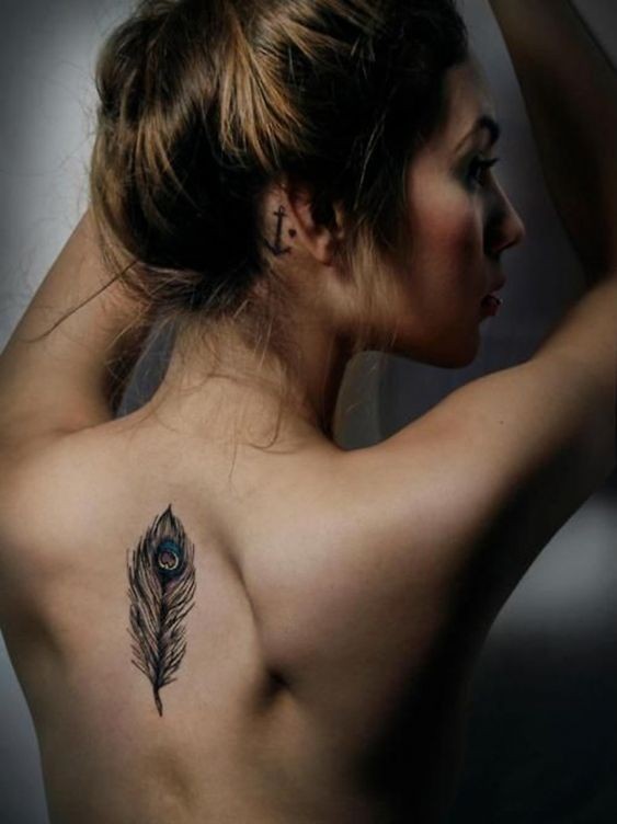 Tatouage plume 22 Idées et Leurs Significations 30