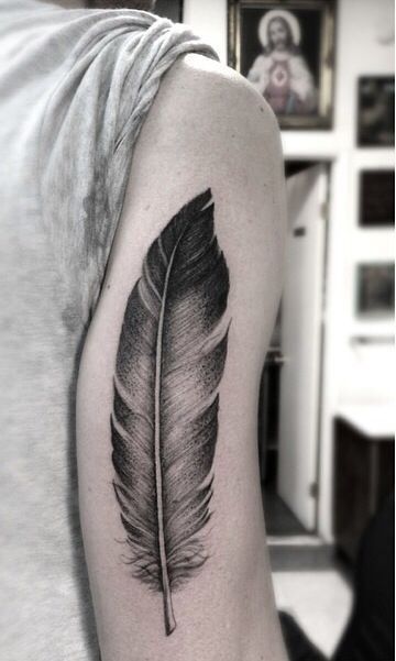 Tatouage plume 22 Idées et Leurs Significations 32