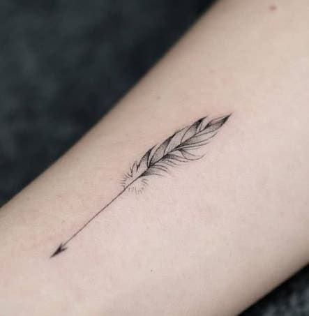 Tatouage plume 22 Idées et Leurs Significations 18