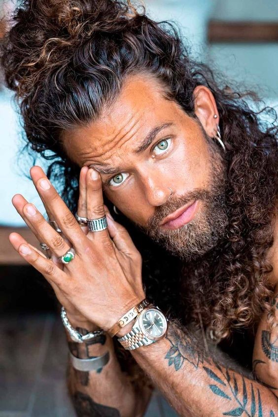 Tresses viking homme : 39 coupes de cheveux inspirées des Vikings en 2023 30