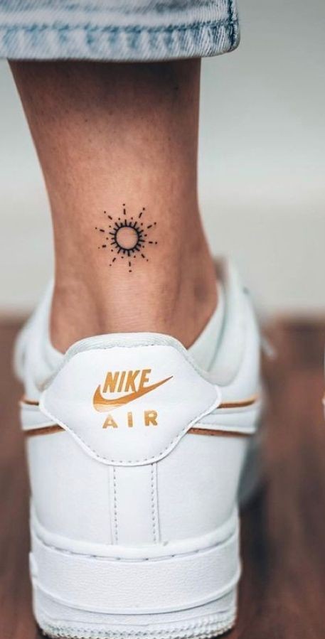 15 Tatouages minimalistes soleil à adopter absolument ! 2