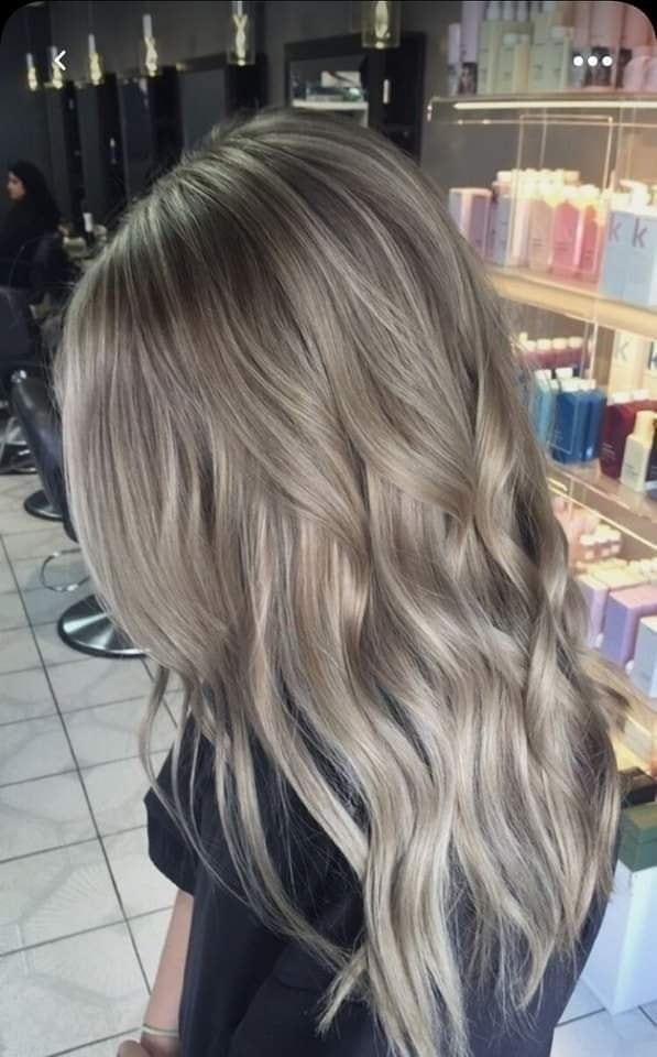 18 idées de couleurs de cheveux blonds cendres 4