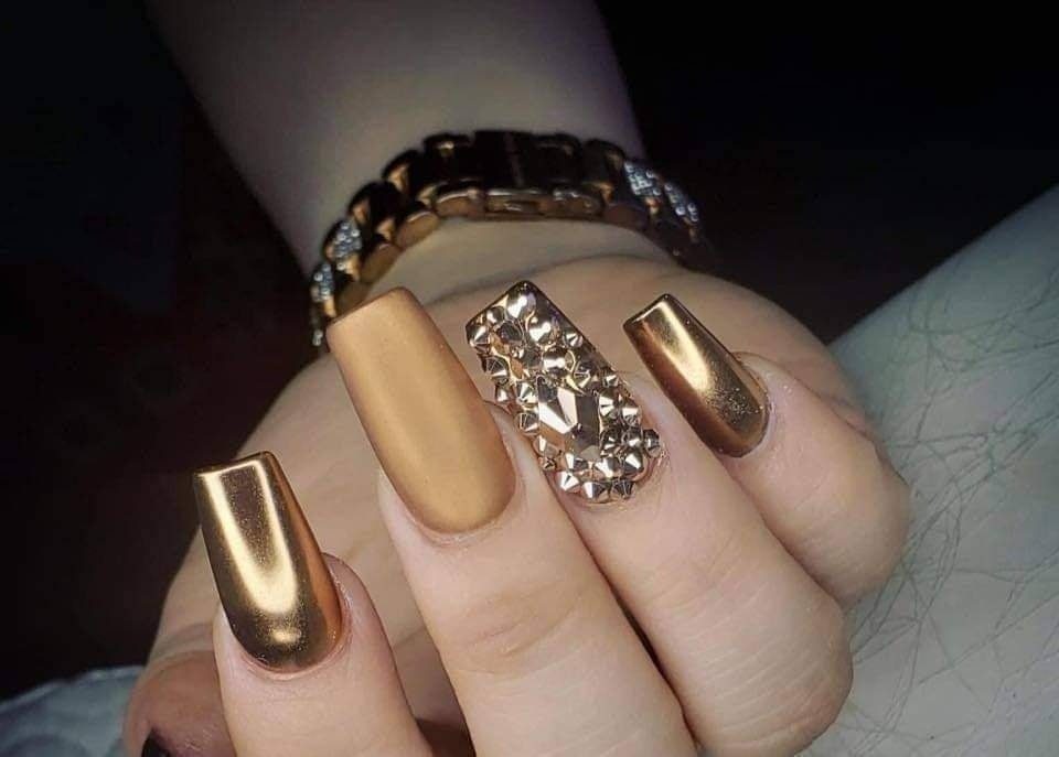 29 idées d'ongles avec des touches dorées 2