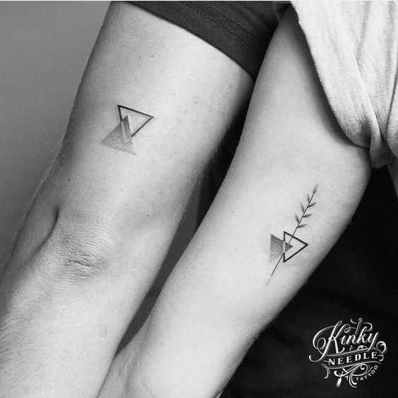 20 tatouages triangle femme super inspirants 13