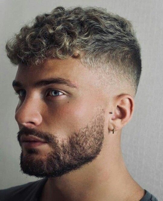 Coupe courte homme cheveux bouclés : 9 Exemples et Recommandations 3