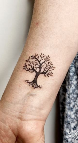 Tatouage arbre généalogique : 42 Idées & Significations 40